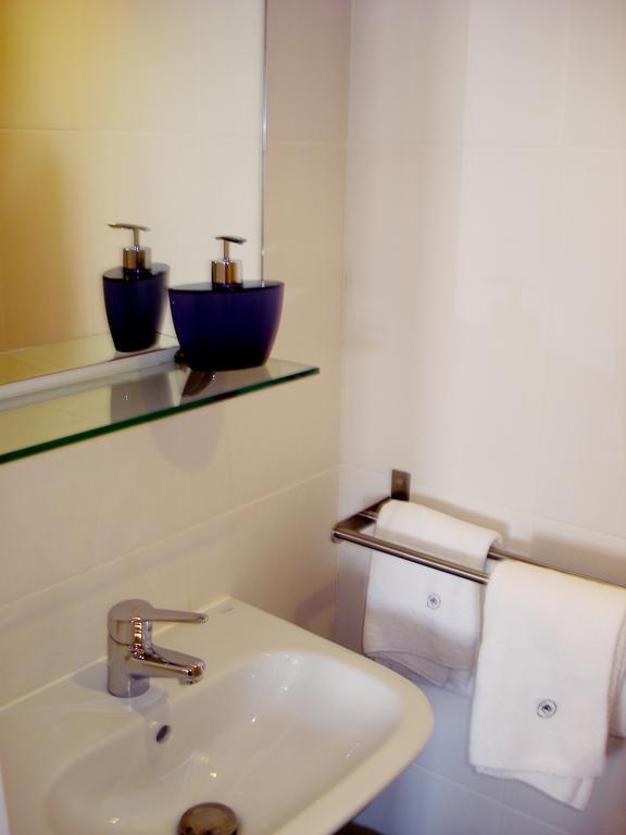 Tm Guest House ギマランイス 部屋 写真